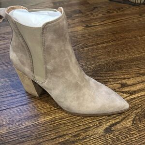 Steve Madden Knoxi taupe suede boots size 9